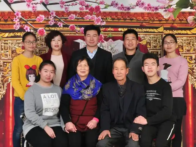 这是我们全家福,公公婆婆,带我们两家总共九口人,是大户人家