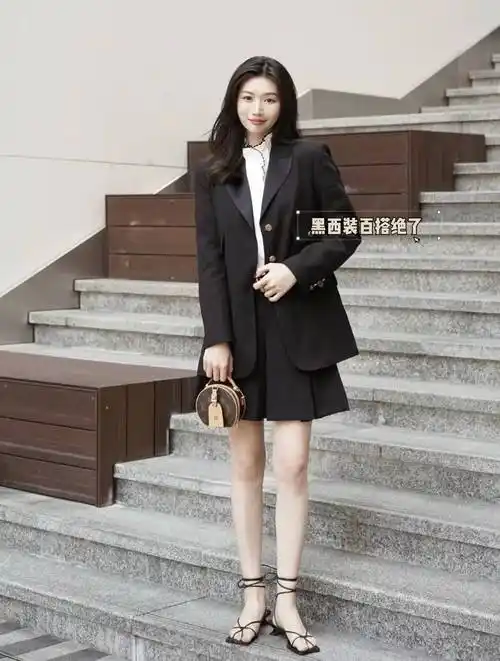 原创西装短裤套装配什么鞋子好看西装短裤套装怎样搭配图片