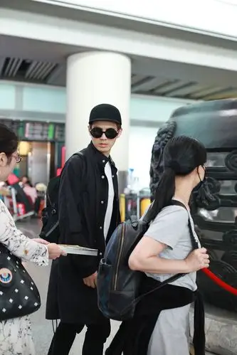 2018年7月14日,北京,钟汉良抵达北京首都机场,男神钟汉良身穿白t恤