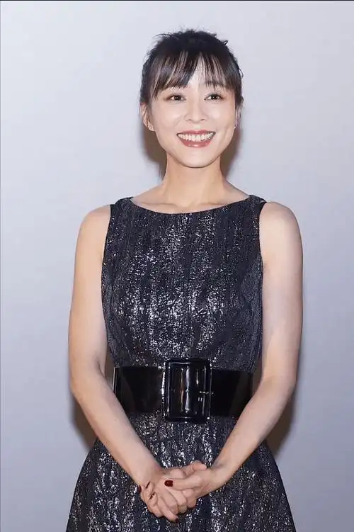 张静初的气质太好了即使身穿亮色礼服还是有种岁月静好的感觉