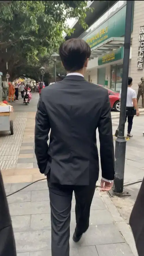 林彦俊的背影真的好帅,好有安全感呀,想早日见到小橘了,想他@林彦俊