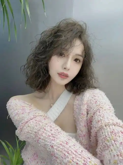 给人慵懒感的发型,很时尚潮流,可爱的羊毛卷短发,温柔减龄不失气质.