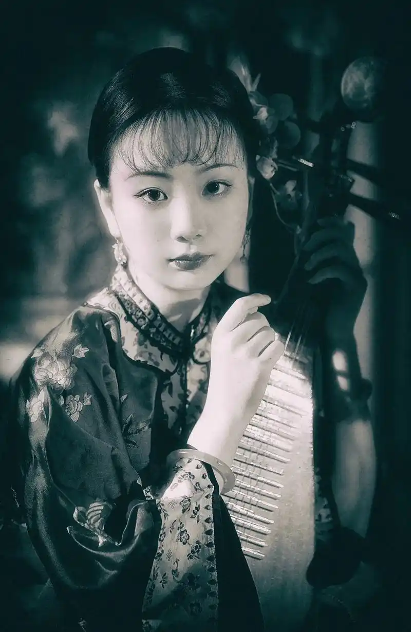 一键修复老照片(不是)清汉女调成黑白老照片的样子真的很有味# - 抖音