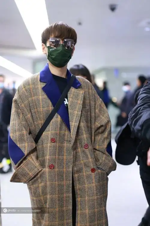街拍汪苏泷棕色格纹大衣墨镜潮酷帅气
