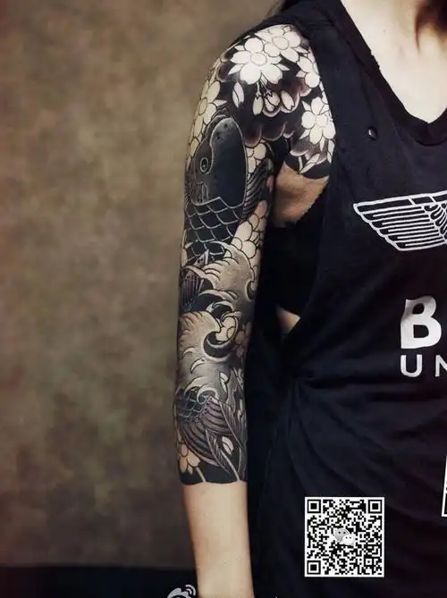 黑白老传统鱼半甲七分袖纹身图片_手臂传统动物纹身图案