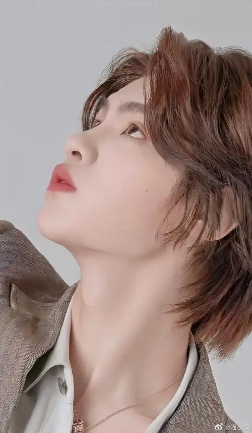 侧颜帅哥图鉴#感受一下黄明昊的完美侧颜 致命喉结鲨,双重性感完全