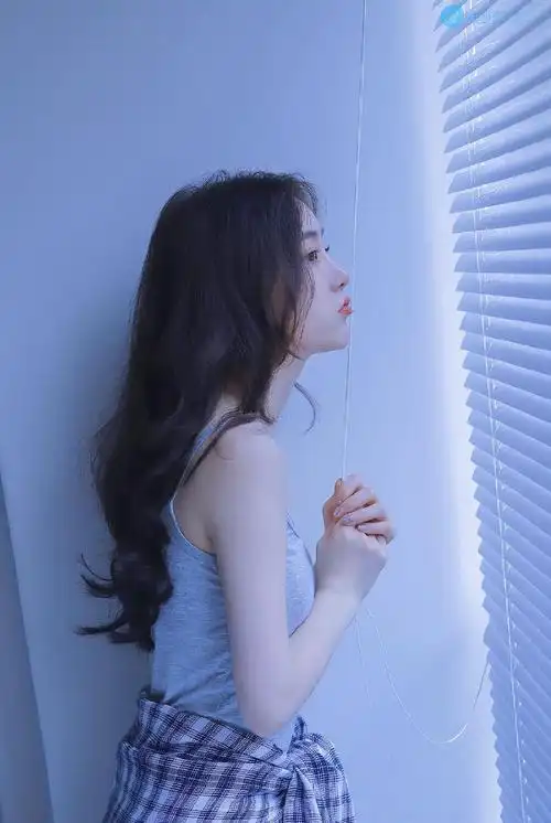 灰色的背心也好看 极品美女,吊带美女,私房照,背心美女,长发美女,微卷