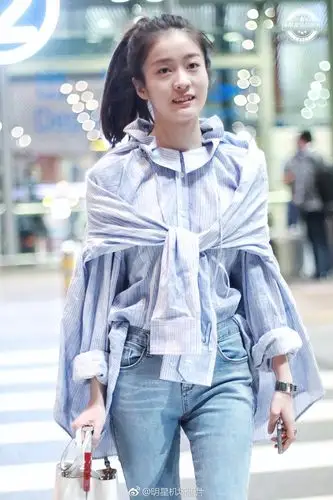 张雪迎扎马尾穿条纹衬衫搭配牛仔裤现身机场,上半身的穿衣好时尚