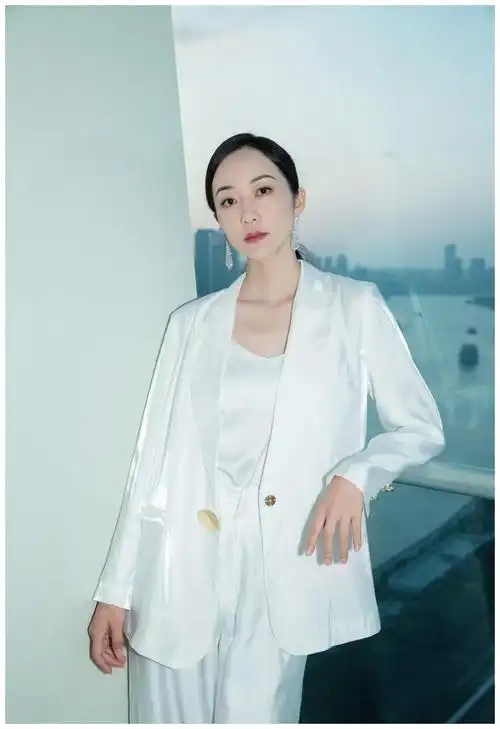 纯白西装帅气马尾现身韩雪又美又飒