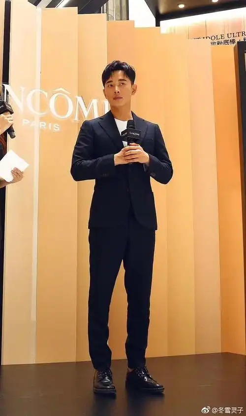 刚刚,网友"冬雪灵子"在微博上晒出男星罗晋的照片,在影视剧中那个举止