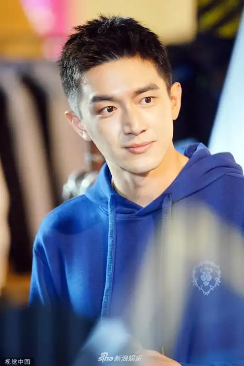 组图:红蓝cp!林更新短发清爽帅气 万茜笑容甜美灵气满满