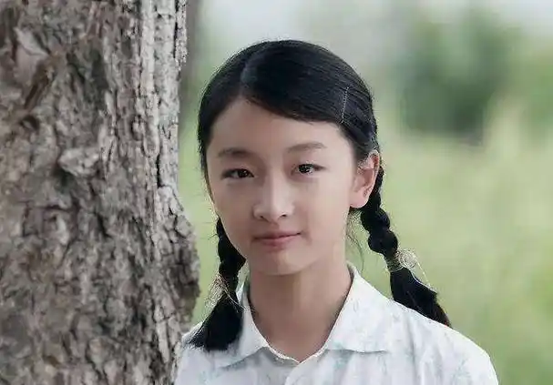 周冬雨出道至今青春依旧,一路开挂摘影后桂冠,开挂的人生了不起_明星