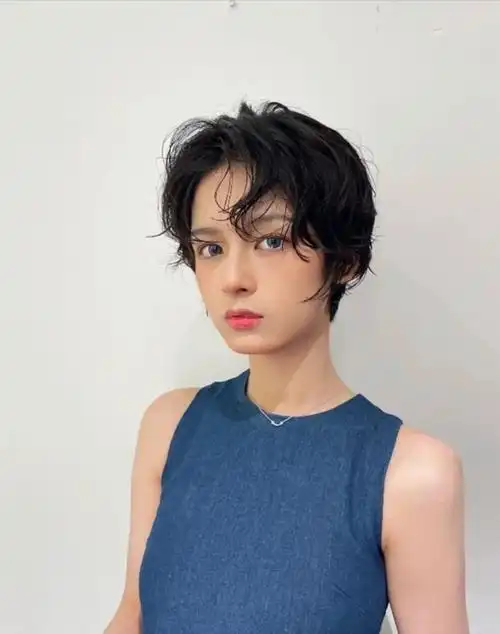精致超短发烫个卷也很迷人,八字刘海烫小卷可爱俏皮,很有复古港风气质