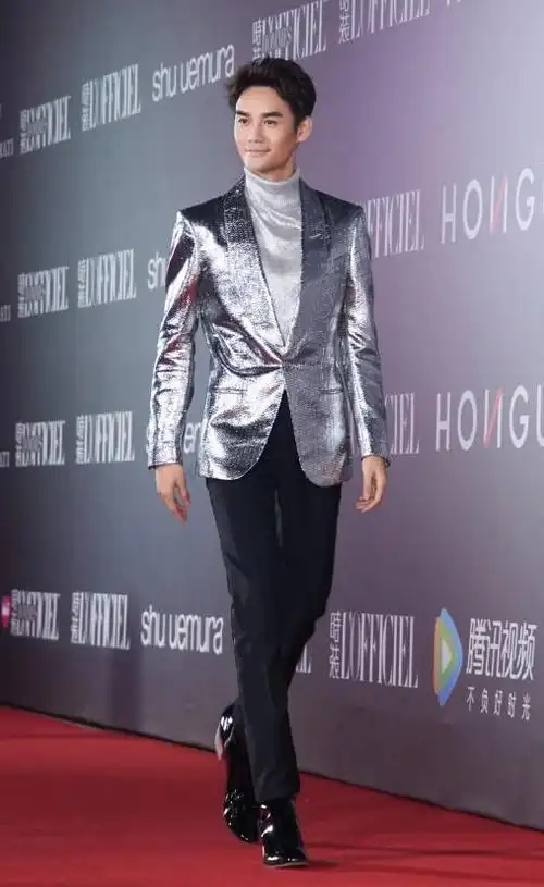 王凯是对自己182的身高不自信脚下踩6厘米外增高脚不痛