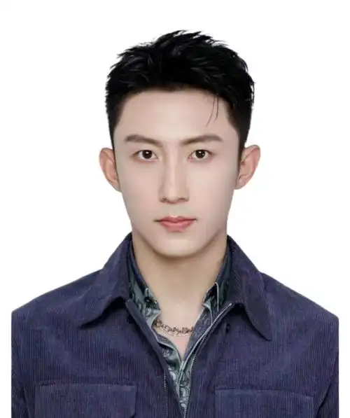 王威 「新田360广场·绿地新都会店」脸型小,黄景瑜同款发型,钢夹前