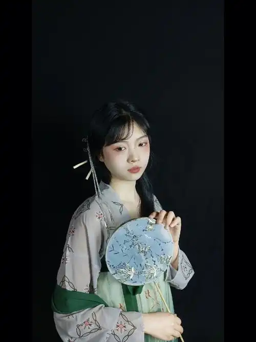 实在想不出其他姿势)#拍照  #拍照姿势  #古风摄影  #古风拍照 #在家