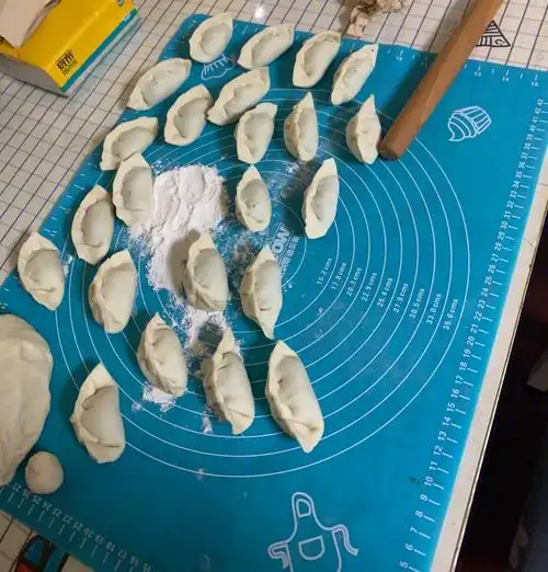 下了班自己擀皮包的水饺,有点费时间,不过好在味道不错