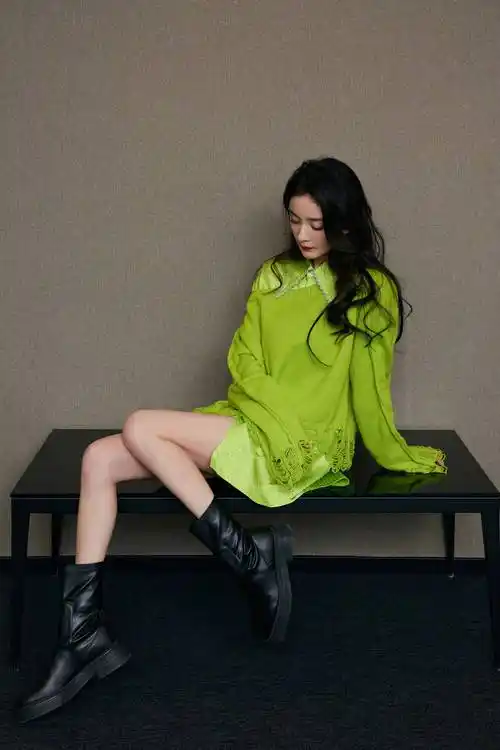 杨幂,穿绿色毛衣搭配短裤秀纤细美腿 眼神妩媚撩人,娇艳动人_时尚