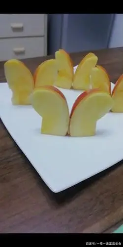 苹果这样切,漂亮蝴蝶造型宝宝多吃一个苹果哦