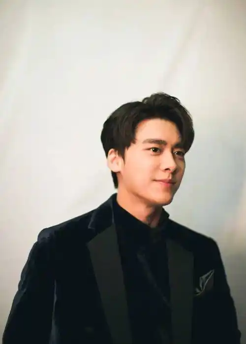 李易峰嫖娼封杀一年后近照曝光:更恶心的一幕发生了……_违法_法律