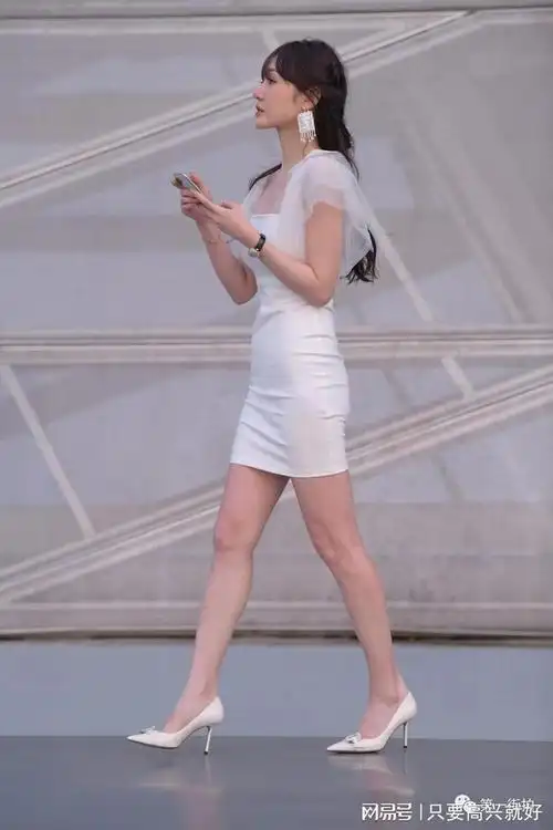 穿白裙的高跟美腿小姐姐