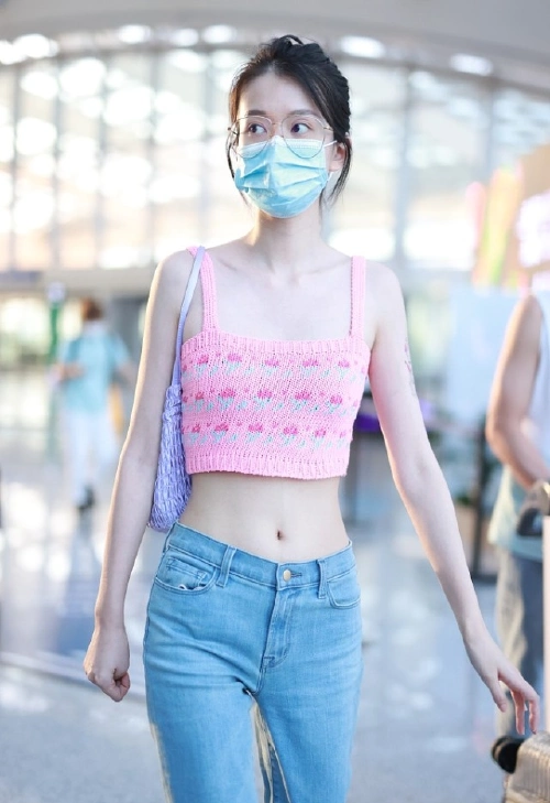 乔欣真挺敢穿辣妹吊带展现好身材嫩粉色穿搭带着少女感