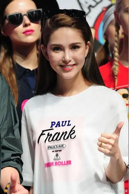 周杰伦晒出与昆凌的甜蜜合照,还配文"爱你",网友纷纷表示羡慕