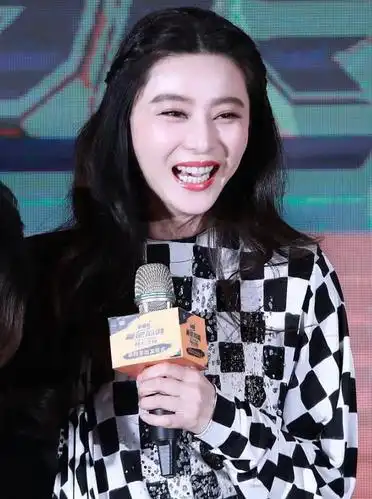 范冰冰出席活动发生"惊人"一幕,镜头拉近那1秒,歇斯底里