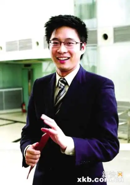 据香港媒体报道,32岁的章子怡绯闻多姿多彩,2004年跟年轻4岁的霍启