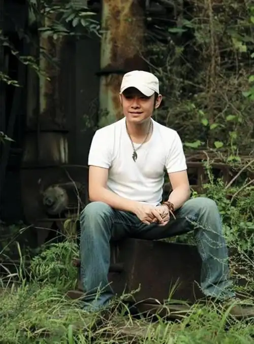 刀郎的个人资料简介:前妻生下孩子后连夜跑路,前妻的离开是他人生真正