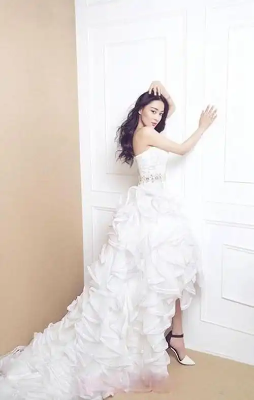 贾静雯的爱女小咘咘也穿上宝宝婚纱了!最萌的"小新娘"!