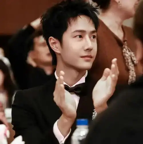 王一博平时的穿衣风格非常休闲.