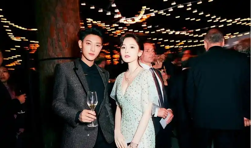 娜扎与黄子韬合影