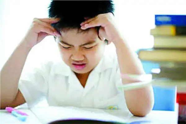 孩子厌学被妈妈带去工地抹水泥一个月后妈妈更愁了后悔莫及