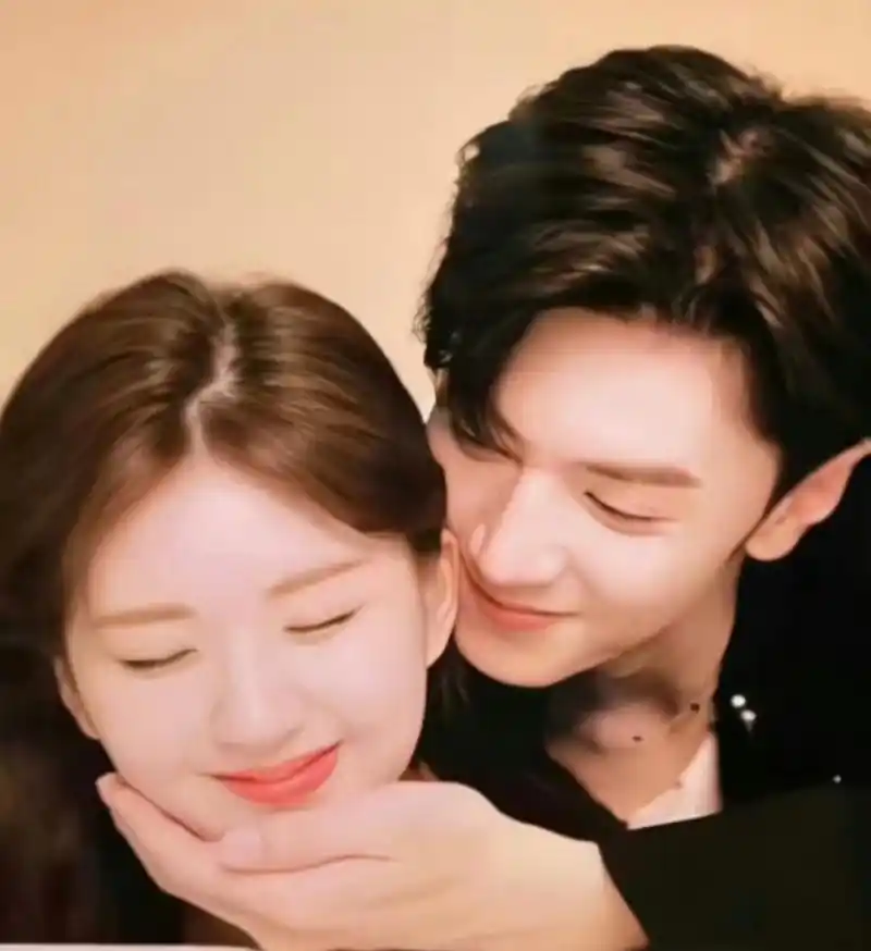 陈哲远托着赵露思的下巴,两人笑得很甜,这个亲密姿势瞬间有了cp感
