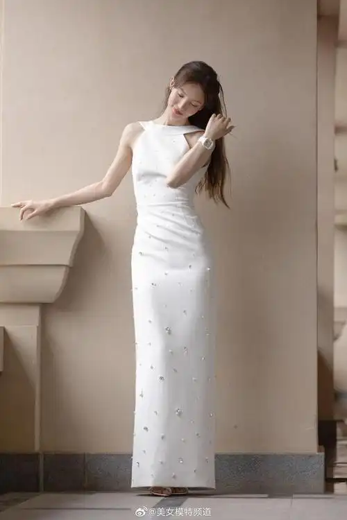 金晨白色明艳瑰丽风影