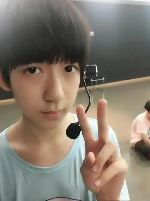 来自16-17年 tf家族新生霖霖的照片小时候的小霖铛真的超级可爱,圆脸