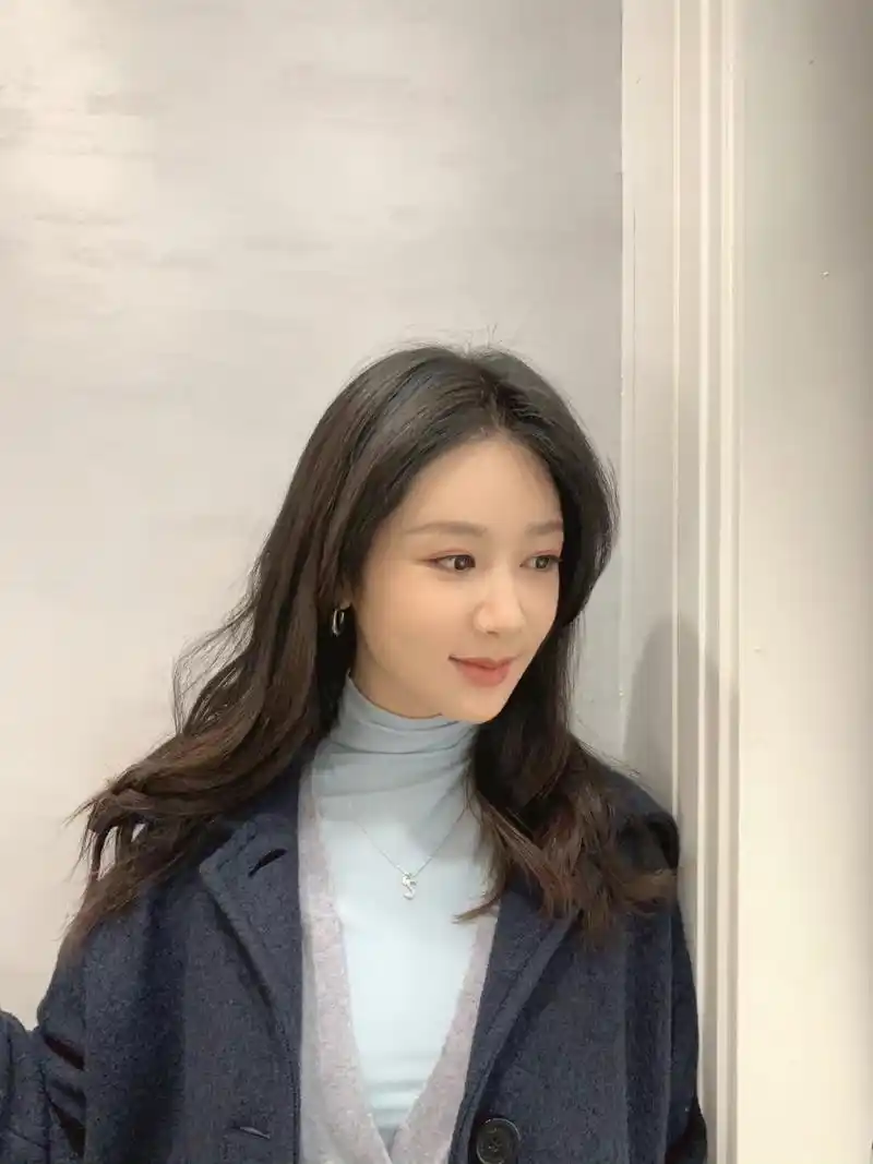 杨紫的这套造型搭配着自然微卷的长发,可爱的马图案毛衣马甲,整个人看