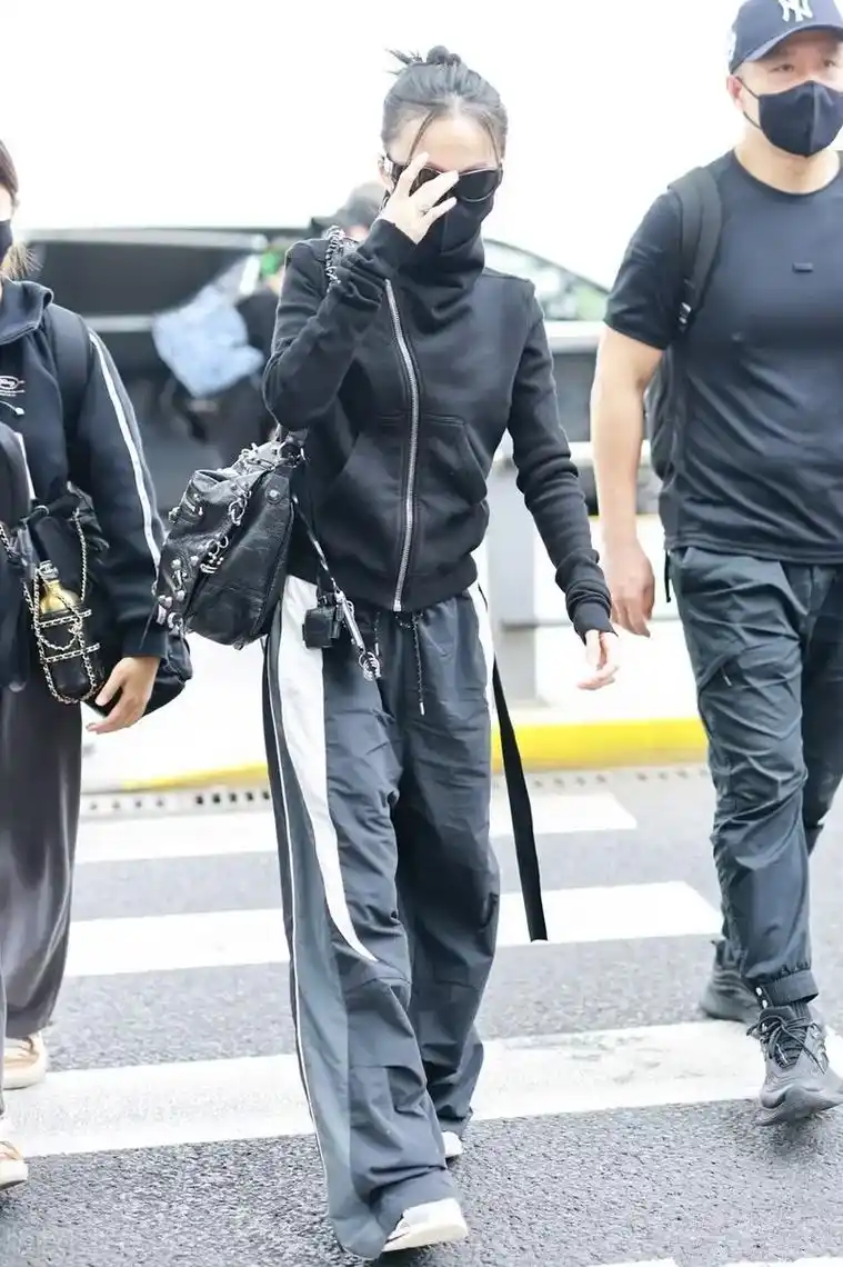 机场穿搭 #机场照 #口罩下的颜值 张韶涵#挡不住的颜值  - 抖音