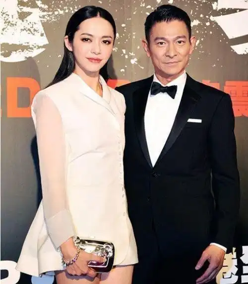 刘德华与姚晨的合照,不仅有礼貌,还显得很绅士.