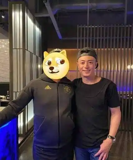 霍建华新照一身肌肉好壮硕,颜值帅回白子画_白色_蓝色_背心