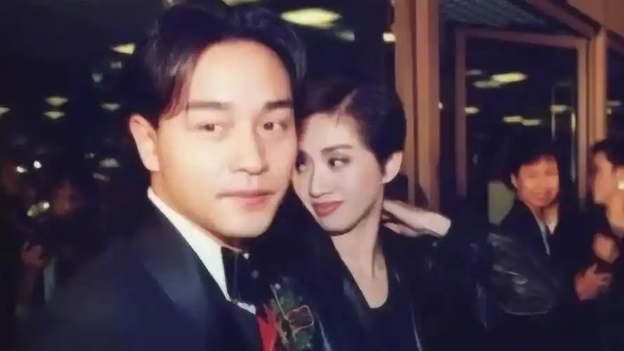 张国荣早年亲梅艳芳照片曝光网友直呼真的好撩