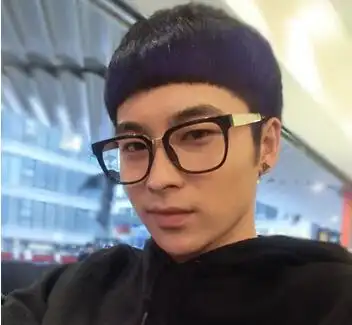 展开全部 权志龙who you里是锅盖头,剪发是按自然垂落去修剪,没有