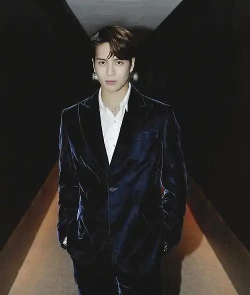 软萌烟嗓王嘉尔,唱跳全能样样精通,撞色造型完美驾驭穿上西装的嘎嘎