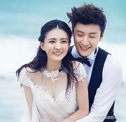 徐璐现身经纪人婚礼,妆容精致颜值超新娘,紧盯帅哥胸肌不挪眼