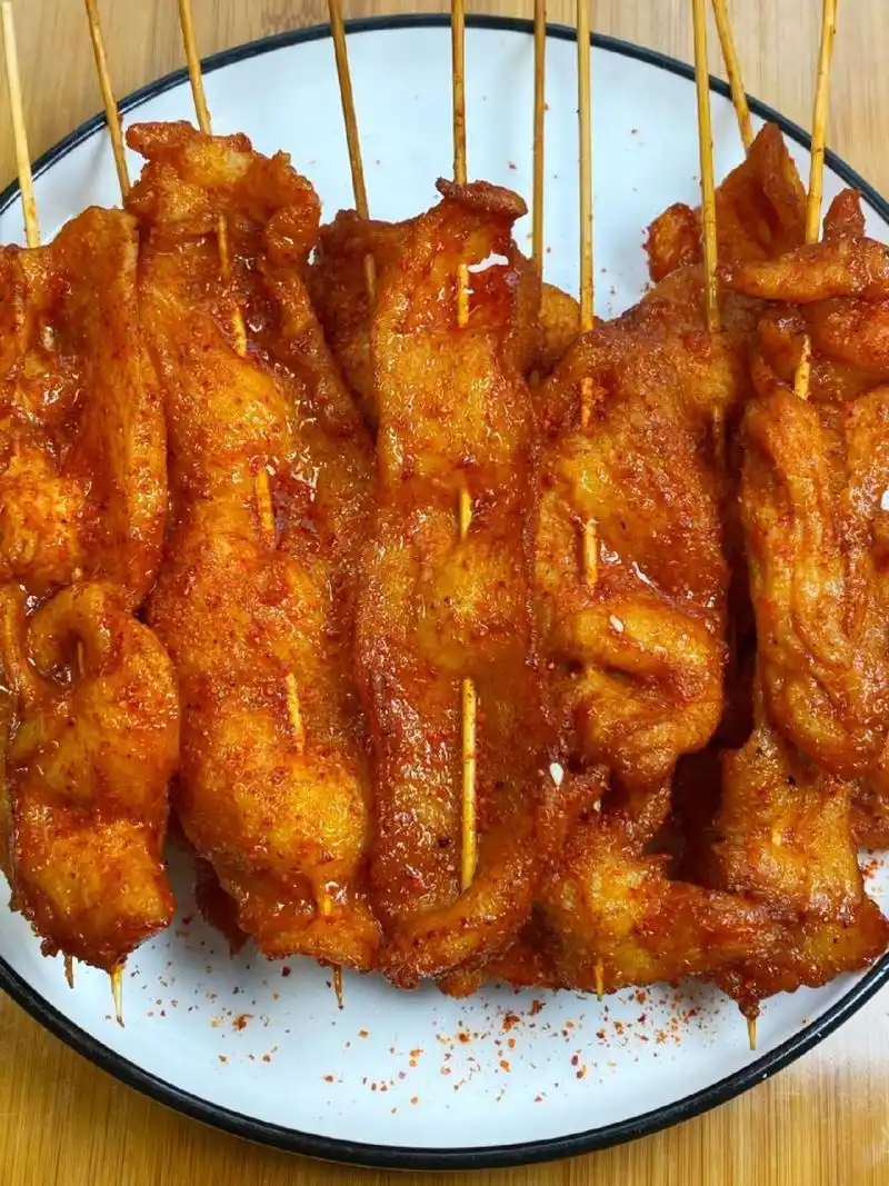 以前总喜欢吃外面路边摊的炸里脊肉串,没想到鸡胸肉也能做的那么好吃