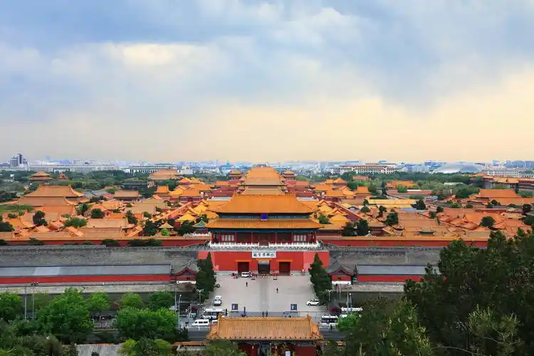 上景山万春亭俯瞰故宫.