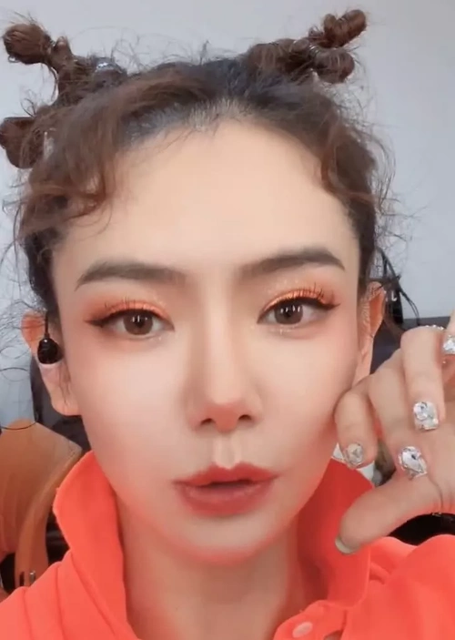 戚薇大胆挑战"麋鹿妆",却意外被美甲抢镜,00后女生的最爱!