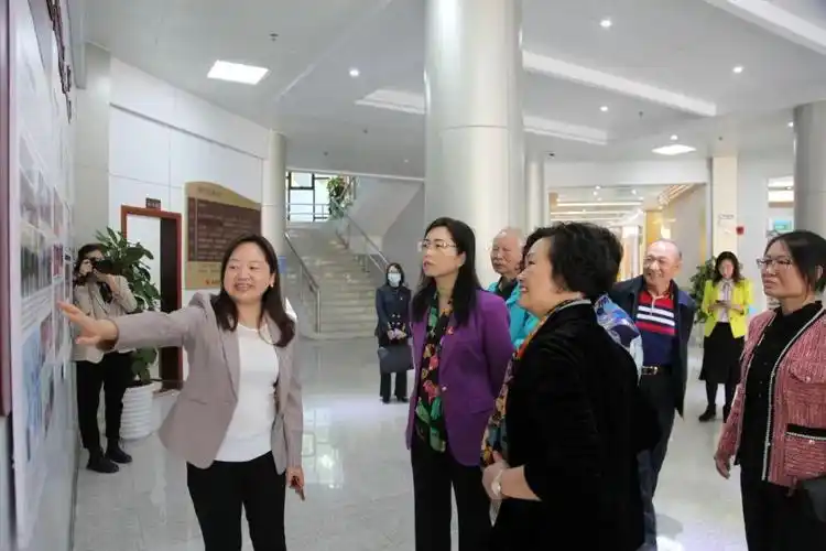 阵地等工作开展情况汇报"银龄幸福 "老干部深度服务曾雪莲一行听取了