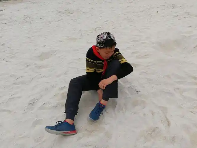 唉哟,沙子进鞋子里了